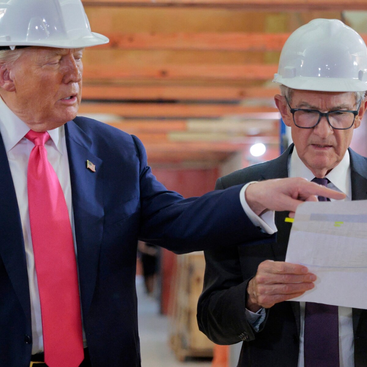 Absurde Szene in D.C. - Trump streitet vor laufenden Kameras mit Fed-Chef