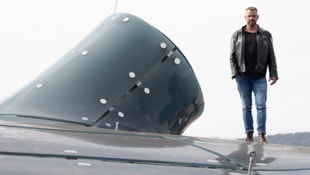 Der Stuntman Joe Tödtling am Dach des Grazer Kunsthauses