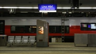 Ein 65-Jähriger wurde von einem Zug schwer verletzt. (Symbolbild)