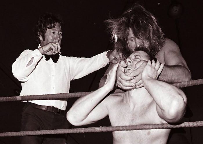 Ringer Rasputin bei der äußerst freundschaftlichen Kontrolle der Glattrasur seines Gegners im ...