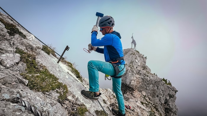 Ein loser Felsanker im Gams-Klettersteig wird deshalb von Heli gekonnt erneuert.