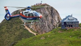 Aufgrund der unklaren Lage entschied sich die Exekutive für die rascheste Variante, auf den Berg ...