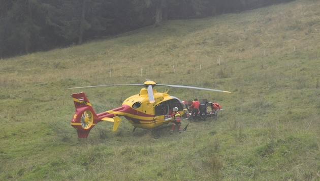 Einsatzkräfte versorgten den Mann, ehe er ins Krankenhaus geflogen wurde.