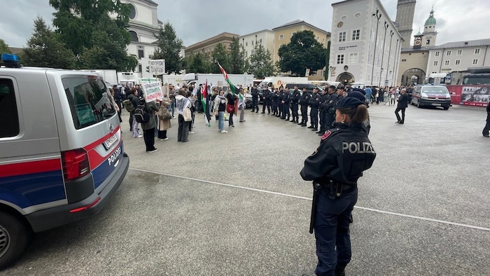 Der Protest wurde auch vor der Felsenreitschule geführt.