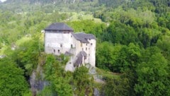 1343 erbaute Ritter Ulrich I. von Ems eine neue Burg auf einer Felsspitze über dem Vorarlberger ...