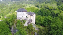 1343 erbaute Ritter Ulrich I. von Ems eine neue Burg auf einer Felsspitze über dem Vorarlberger ...