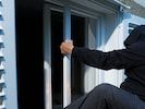 In den frühen Morgenstunden brachen damals – wohl doch vier Täter – ein Fenster auf und ...