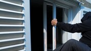 Der Einbrecher stieg durch die Terrassentüre in das Haus ein.