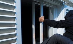 In den frühen Morgenstunden brachen damals – wohl doch vier Täter – ein Fenster auf und ...