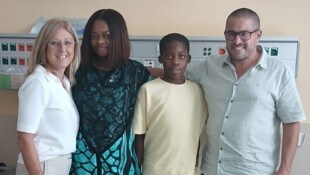 Am Freitag traf Greg mit Mama Ose auf seine Helfer Thomas Hinterkörner und Ehefrau Lieselotte.