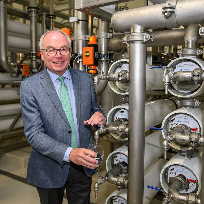 Landesvize Stephan Pernkopf dreht an den richtigen Wasserhähnen.