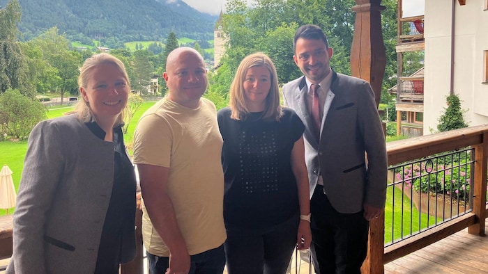 Im Hotel Kitzhof begrüßten Julia Reichen- felser (Leitung Reservierung) und Tobias Meyer ...