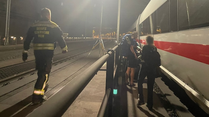 Der ICE der Deutschen Bahn hatte keinen Strom – auch ein Andocken war nicht möglich.