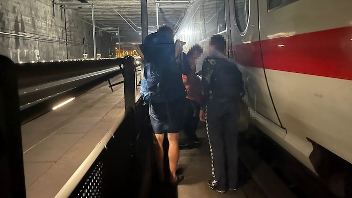 Evakuierung nach rund vier Stunden – zu Fuß im Tunnel in den nächsten Zug, der nicht andocken ...