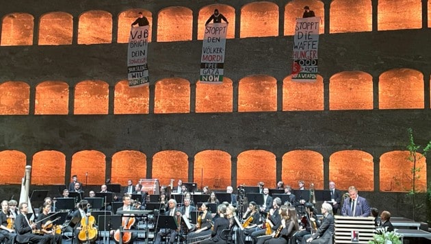 Anti-Israel-Demonstranten mit palästinensischen Parolen in der Felsenreitschule. Die Aktivisten ...