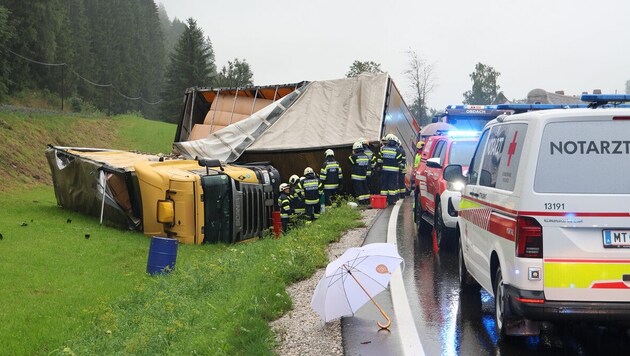 Der Lkw geriert ins Schleudern und kippte um