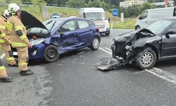Vier Personen wurden beim Unfall verletzt.