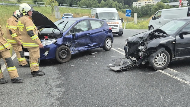 Vier Personen wurden beim Unfall verletzt.