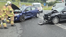 Vier Personen wurden beim Unfall verletzt.
