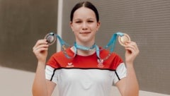 Nina Skerbinz mit ihren in Doppel und Einzel gewonnenen Medaillen in Bronze und Gold