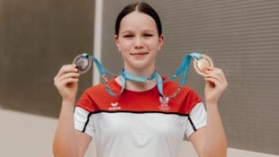 Nina Skerbinz mit ihren in Doppel und Einzel gewonnenen Medaillen in Bronze und Gold