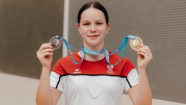 Nina Skerbinz mit ihren in Doppel und Einzel gewonnenen Medaillen in Bronze und Gold