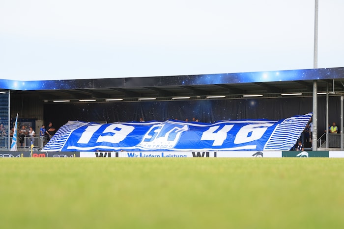 Die Hartberg-Fans hatten eine kurze Anreise, feierten den TSV mit Transparent.