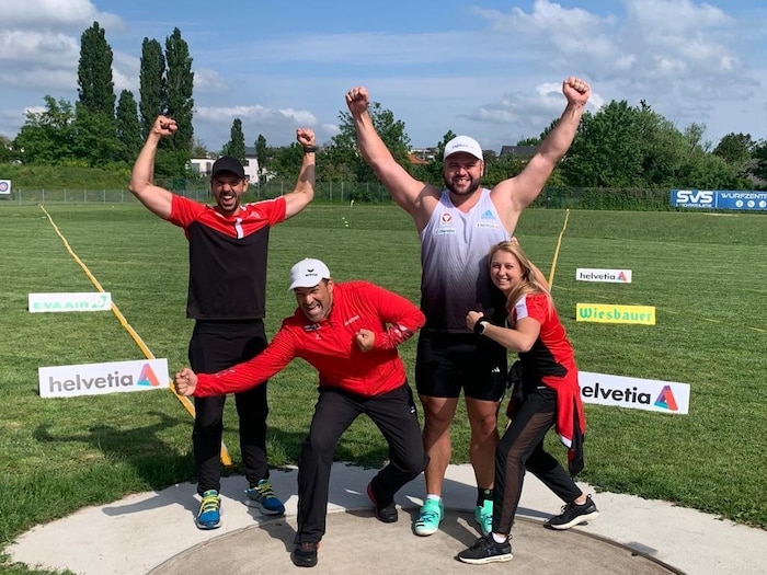Jubel mit dem ganzen Betreuerteam nach dem historischen 70-m-Wurf in Schwechat 2023. ...