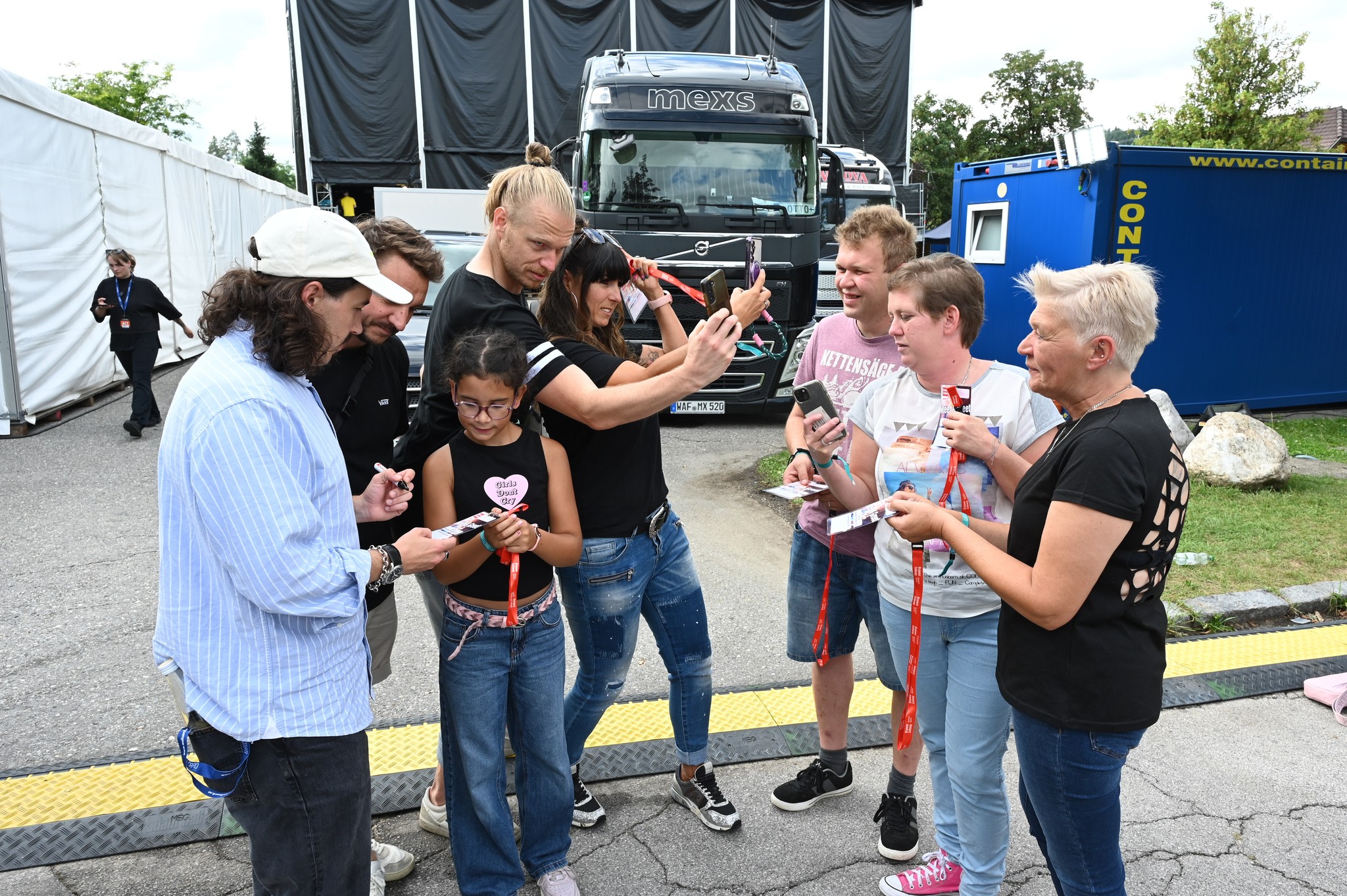 Die „Krone“-Gewinner durften die Band folkshilfe persönlich treffen.