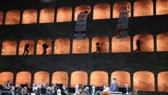 Kein Bühnenstück, sondern Realität. Nach der Störaktion bei der Festspieleröffnung bleibt die ...