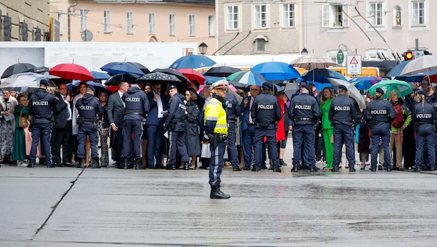 Viele Besucher mussten im Regen draußen warten – für sie gab es lange kein Vorbeikommen an der ...