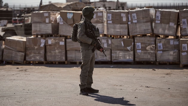 Ein israelischer Soldat bewacht Hilfsgüter am Grenzübergang Kerem Shalom.