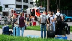 Die Berufsfeuerwehr Wien führte die Evakuierung aus dem Tunnel durch, die Passagiere wurden mit ...