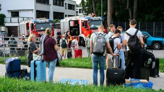 Die Berufsfeuerwehr Wien führte die Evakuierung aus dem Tunnel durch, die Passagiere wurden mit ...