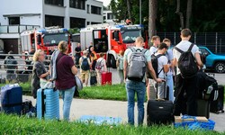 Die Berufsfeuerwehr Wien führte die Evakuierung aus dem Tunnel durch, die Passagiere wurden mit ...