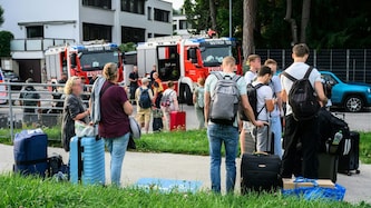 Die Berufsfeuerwehr Wien führte die Evakuierung aus dem Tunnel durch, die Passagiere wurden mit ...