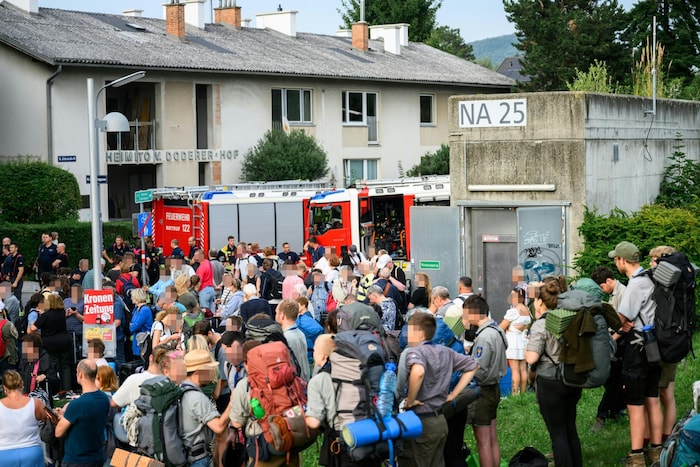 Nach stundenlangem Ausharren im Tunnel wurden die Passagiere über Notausstiege ins Freie ...
