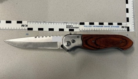 Der Mann war mit diesem Messer auf seine Nachbarn losgegangen.