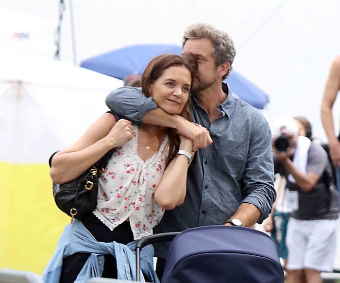 Joshua Jackson drückt Katie Holmes ein Bussi auf die Schläfe.
