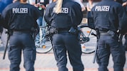 Wegen Angriffen auf Beamte löste die Polizei die Demo in Berlin auf (Symbolbild).