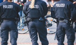 Wegen Angriffen auf Beamte löste die Polizei die Demo in Berlin auf (Symbolbild).