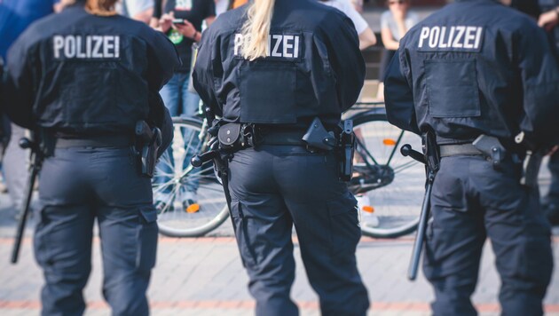 Wegen Angriffen auf Beamte löste die Polizei die Demo in Berlin auf (Symbolbild).