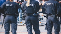 Wegen Angriffen auf Beamte löste die Polizei die Demo in Berlin auf (Symbolbild).
