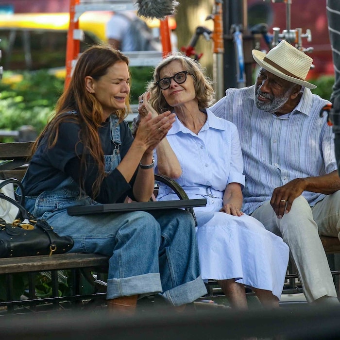 Weitere Fotos zeigen Katie Holmes weinend auf einer Parkbank.