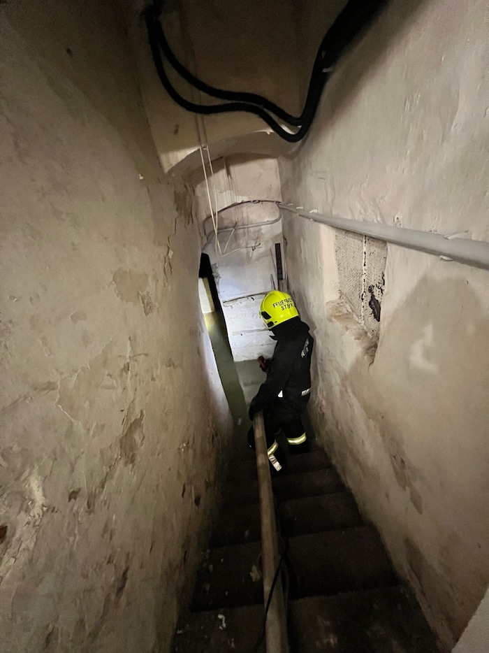 Die Feuerwehrleute müssen überall auspumpen.
