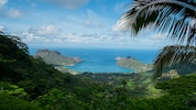 Das Kind spielte auf einem Strand der Insel Nuku Hiva mit anderen Kindern im Meer, als es zum ...