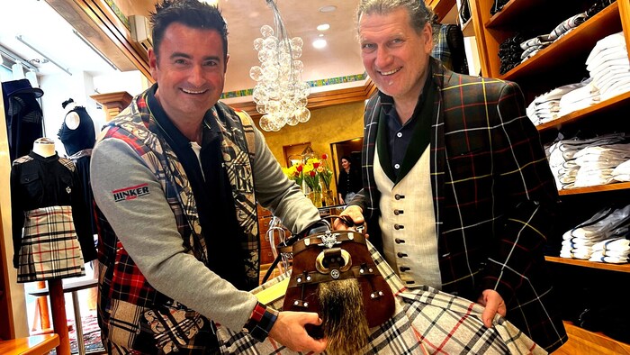 Oberlauser und Wahlkärntner Andreas Hinker mit Thomas Rettl, der für die einzigartigen Bühnen- ...