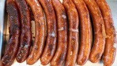 Weil die Bratwurst auf einem Volksfest seiner Meinung nach zu teuer war, rief ein junger Mann ...