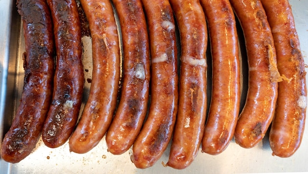 Weil die Bratwurst auf einem Volksfest seiner Meinung nach zu teuer war, rief ein junger Mann ...