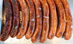 Weil die Bratwurst auf einem Volksfest seiner Meinung nach zu teuer war, rief ein junger Mann ...
